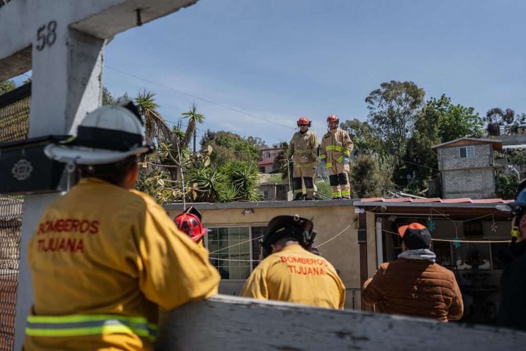 Vehículo sin frenos atraviesa techo de vivienda y vuelca en el patio