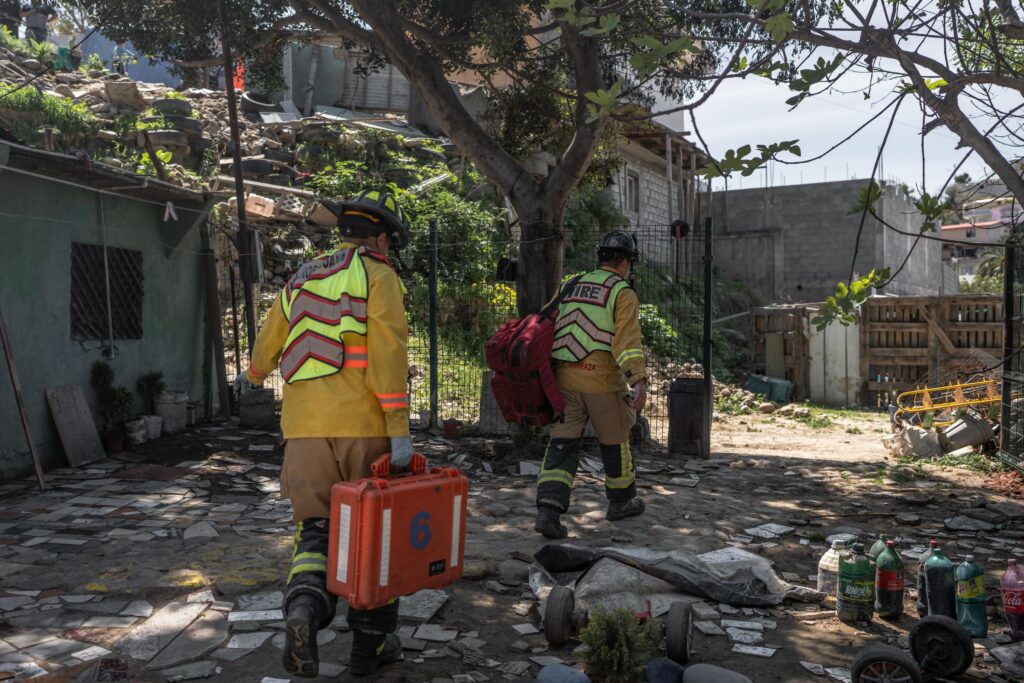 Vehículo sin frenos atraviesa techo de vivienda y vuelca en el patio