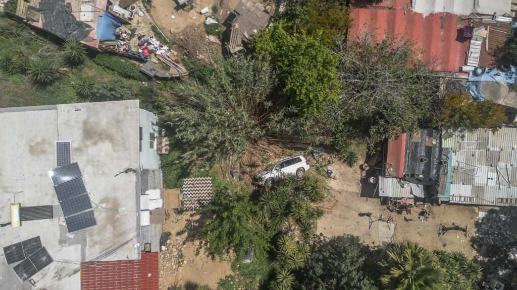 Vehículo sin frenos atraviesa techo de vivienda y vuelca en el patio