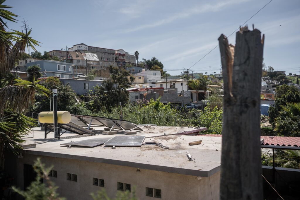 Vehículo sin frenos atraviesa techo de vivienda y vuelca en el patio