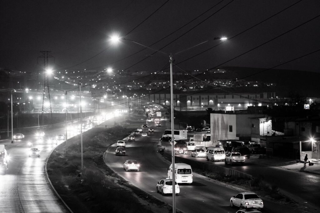 Repara XXV Ayuntamiento de Tijuana luminarias en bulevar 2000