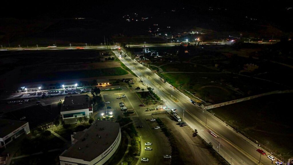 Repara XXV Ayuntamiento de Tijuana luminarias en bulevar 2000