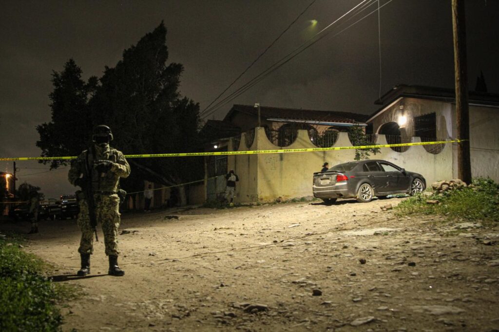 Asesinan a hombre mientras conducía