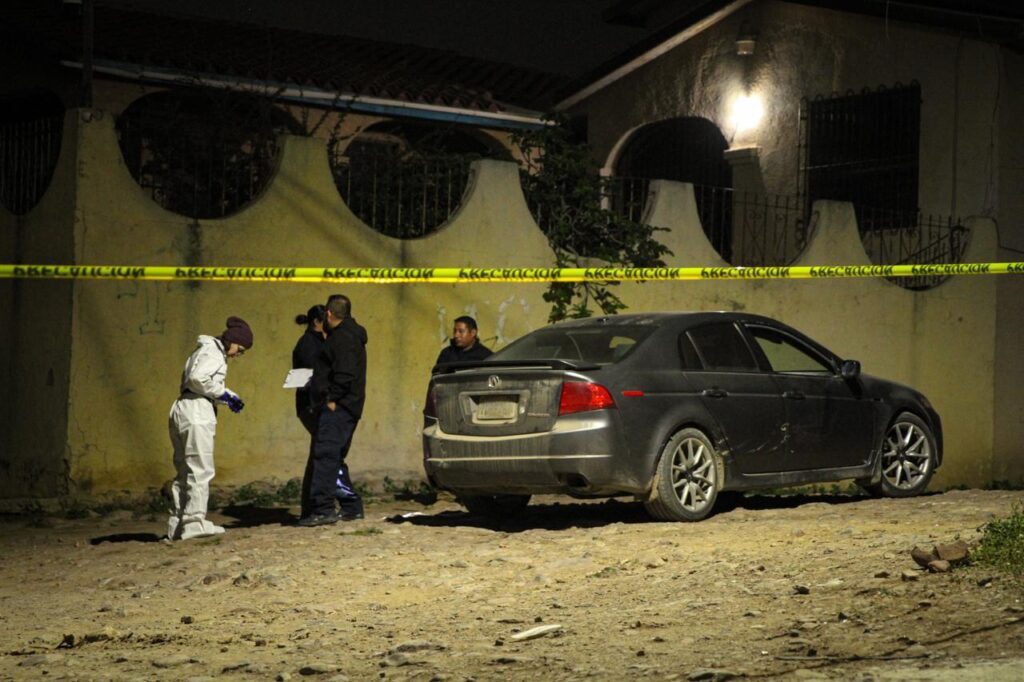 Asesinan a hombre mientras conducía