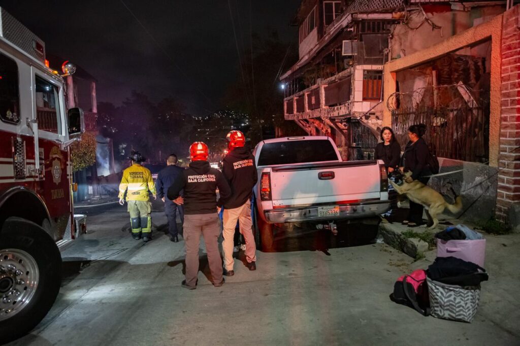 Fuerte incendio consume dos casas en colonia Lomas de Tijuana