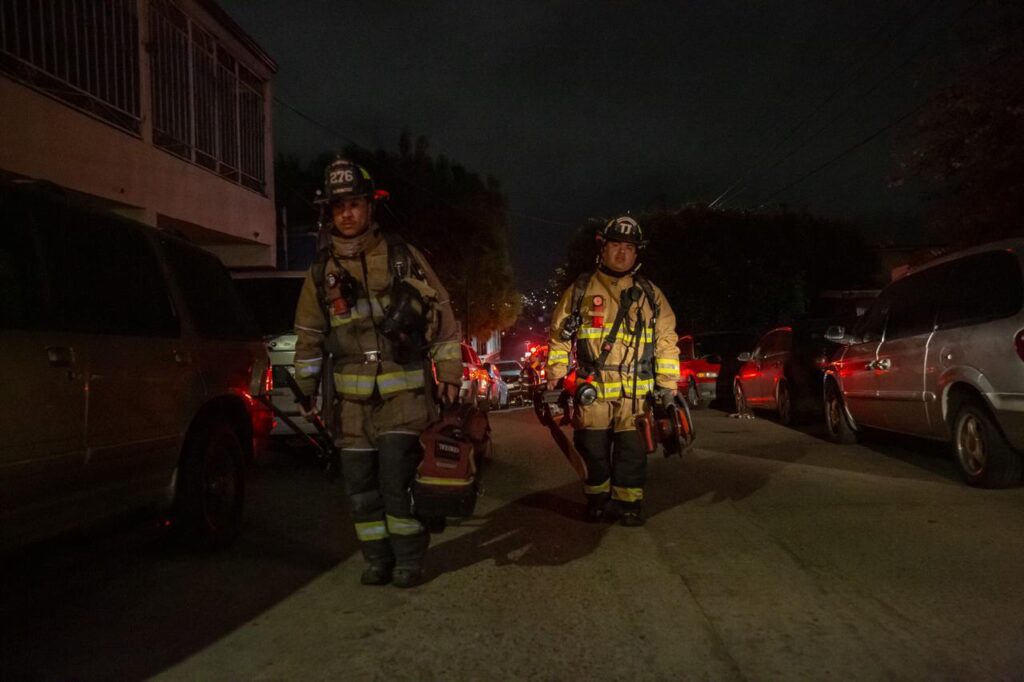 Fuerte incendio consume dos casas en colonia Lomas de Tijuana