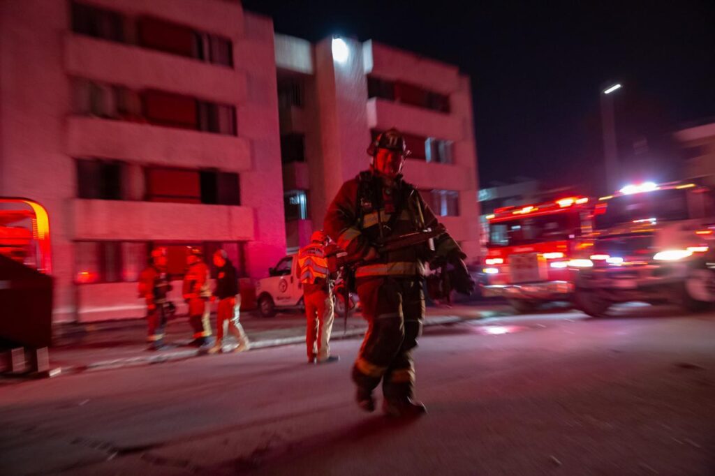 Incendio en departamento de Zona Río; bomberos rescatan 5 personas Incendio en departamento de Zona Río; bomberos rescatan 5 personas