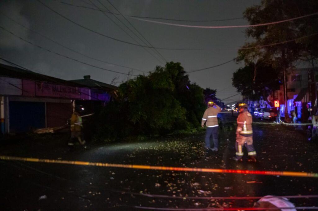 Lluvias y fuertes vientos provocan estragos en Tijuana