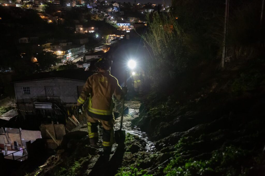 Fuga de agua inunda vivienda y obliga a evacuar a cuatro personas