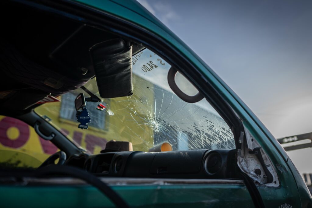 Chocan dos unidades de transporte y atropellan a un hombre de 50 años en Tijuana