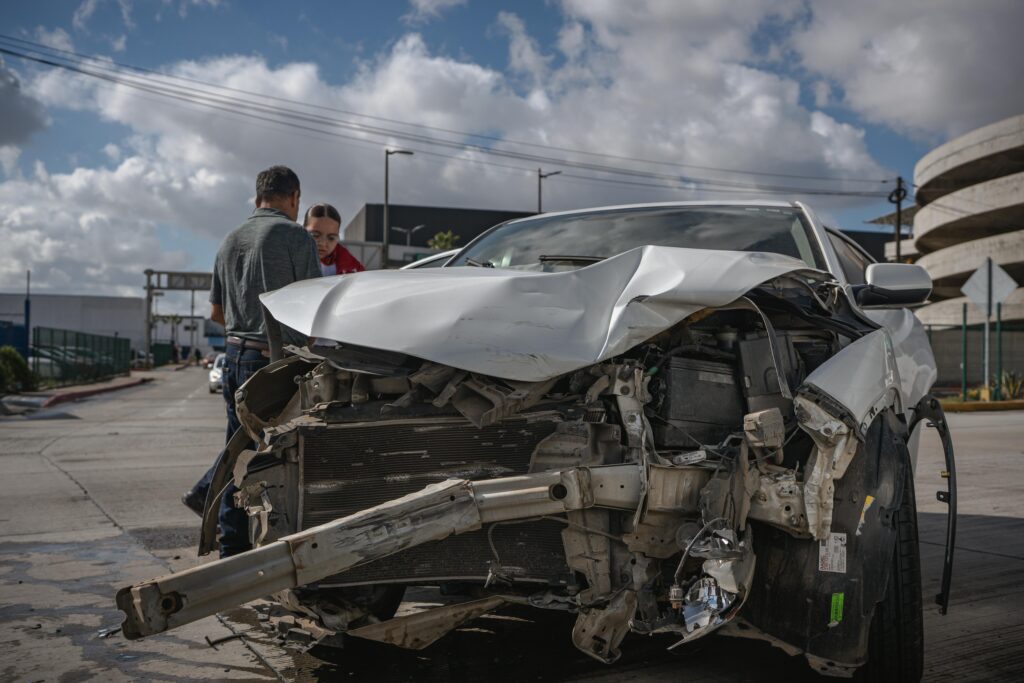 Autos chocan frente al Aeropuerto Internacional