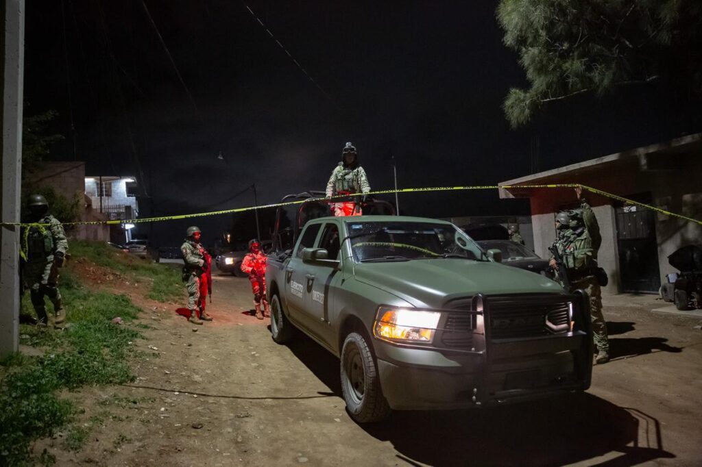 Jóvenes atacan a policías y desatan balacera que deja a una adulta de 80 años lesionada