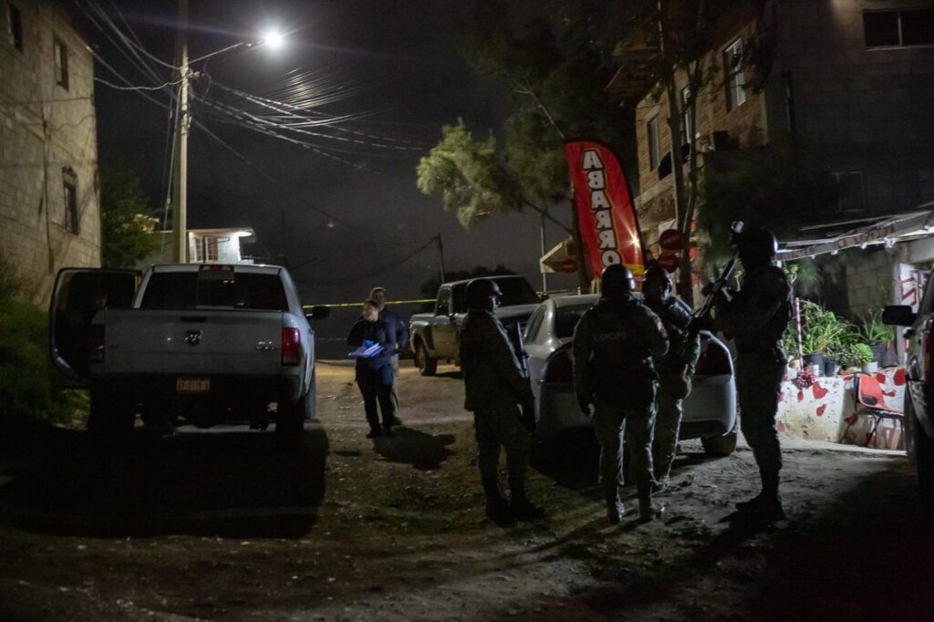 Jóvenes atacan a policías y desatan balacera que deja a una adulta de 80 años lesionada