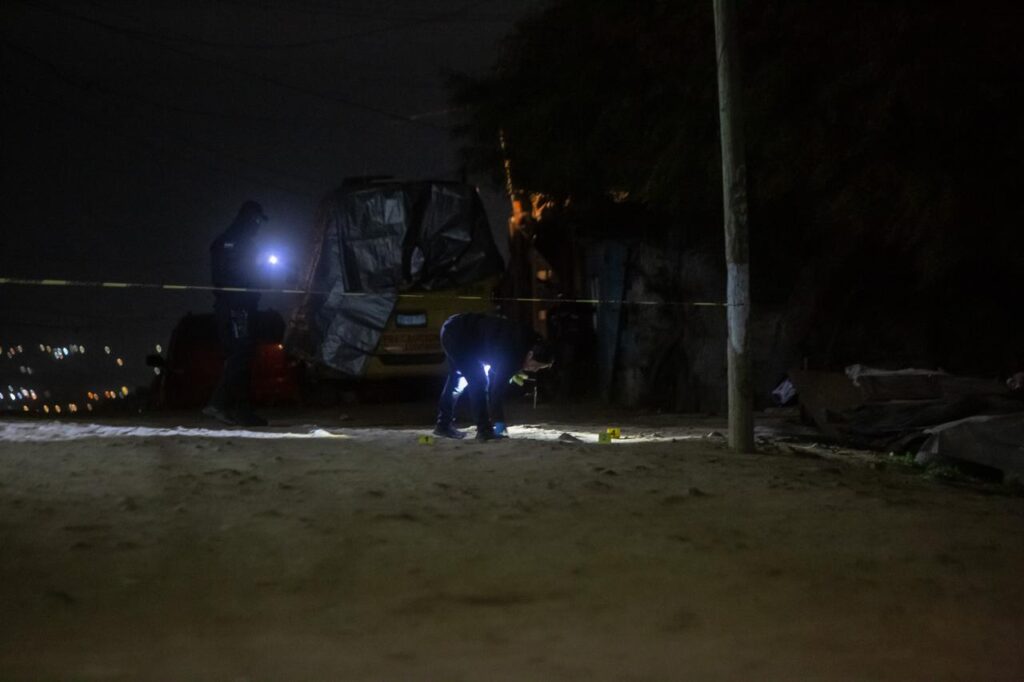 Jóvenes atacan a policías y desatan balacera que deja a una adulta de 80 años lesionada