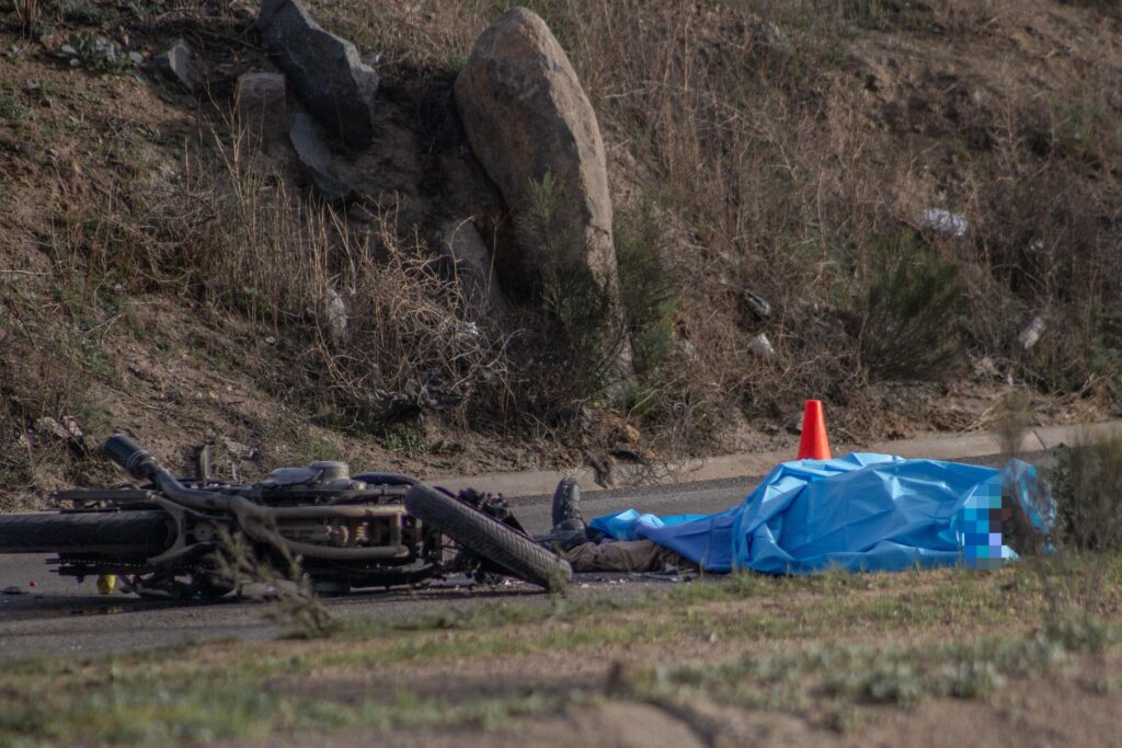 Motociclista muere tras impactarse con camión revolvedor