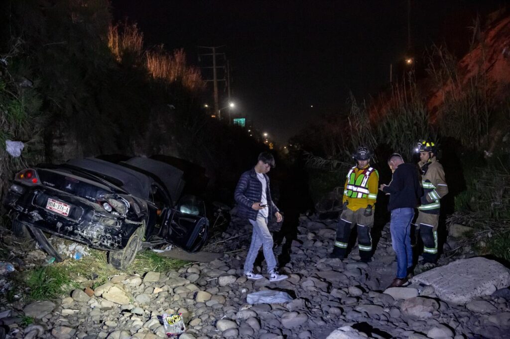 Joven pierde el control de su auto y cae a un barranco en el Rosas Magallón