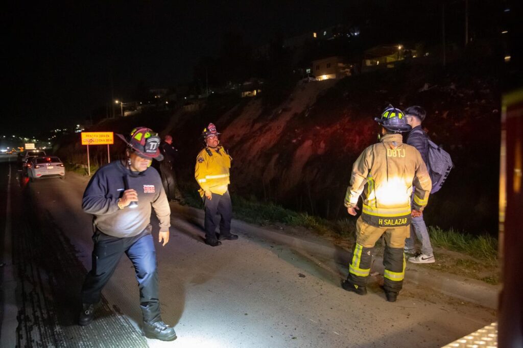 Joven pierde el control de su auto y cae a un barranco en el Rosas Magallón