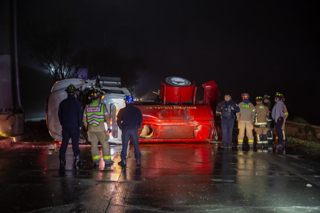 Vuelca unidad cisterna de Bomberos cuando iba rumbo a atender un incendio