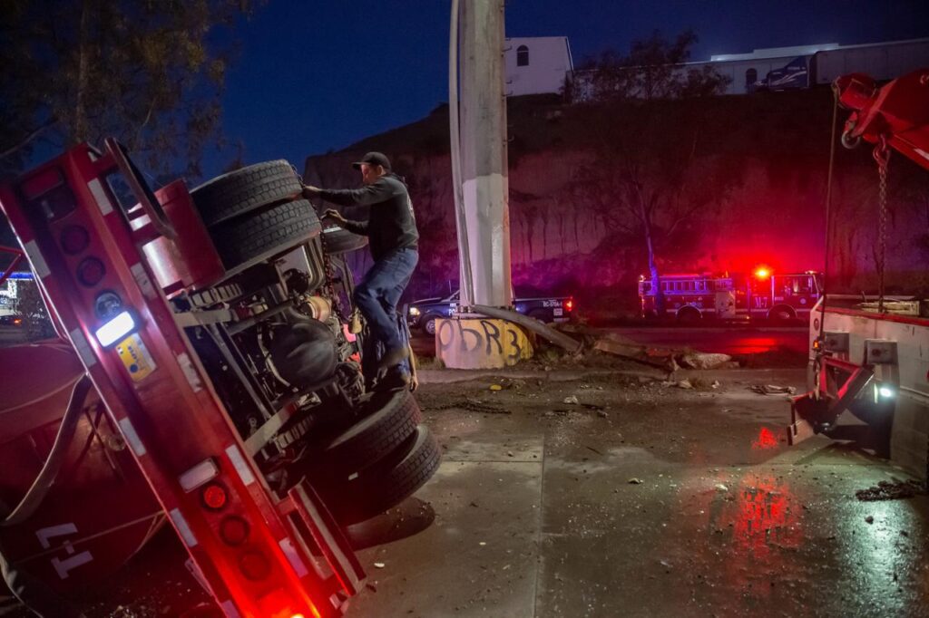 Vuelca unidad cisterna de Bomberos cuando iba rumbo a atender un incendio