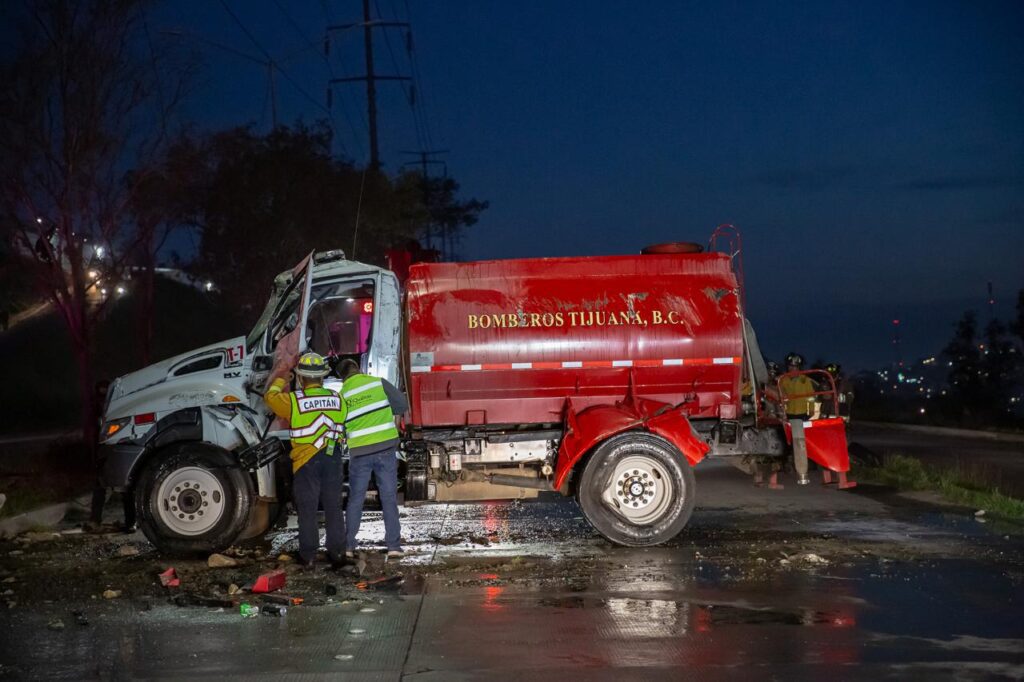 Vuelca unidad cisterna de Bomberos cuando iba rumbo a atender un incendio
