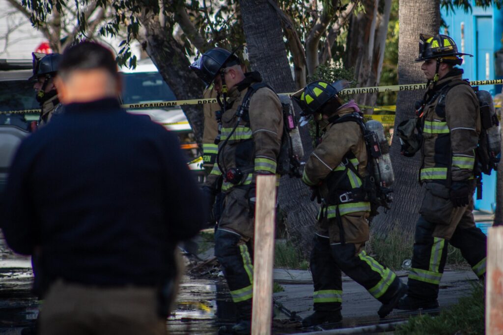 Incendian tres vehículos en despacho de abogados en la Zona Río