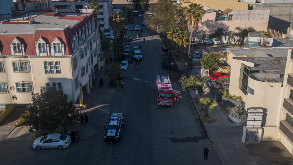 Incendian tres vehículos en despacho de abogados en la Zona Río