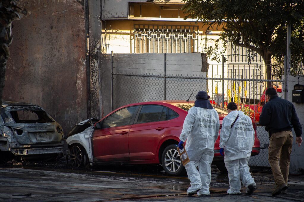 Incendian tres vehículos en despacho de abogados en la Zona Río