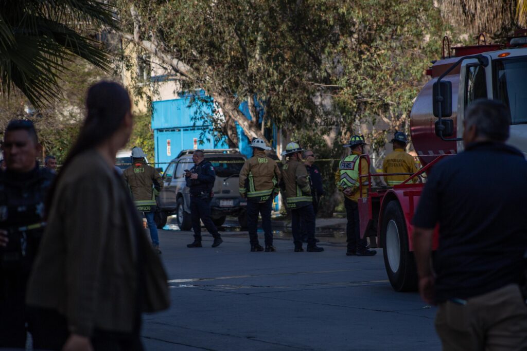 Incendian tres vehículos en despacho de abogados en la Zona Río