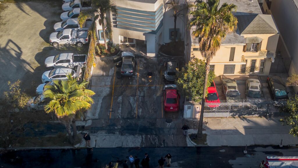 Incendian tres vehículos en despacho de abogados en la Zona Río