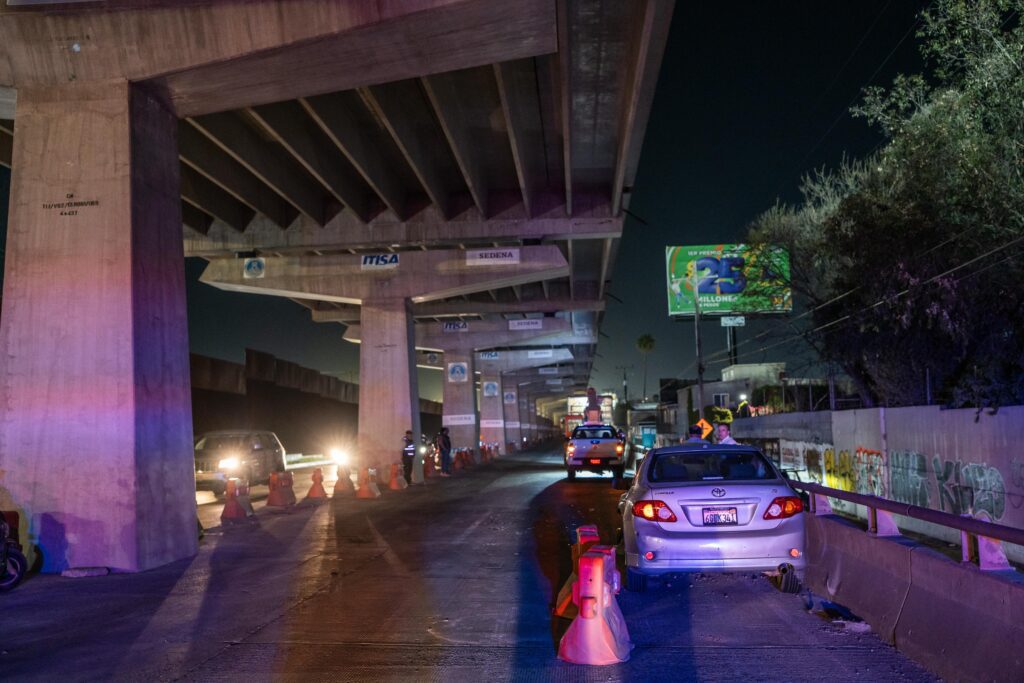 Auto choca con máquina en obra del Viaducto Elevado Auto choca con máquina en obra del Viaducto Elevado