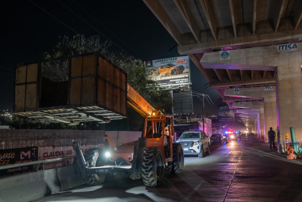 Auto choca con máquina en obra del Viaducto Elevado Auto choca con máquina en obra del Viaducto Elevado