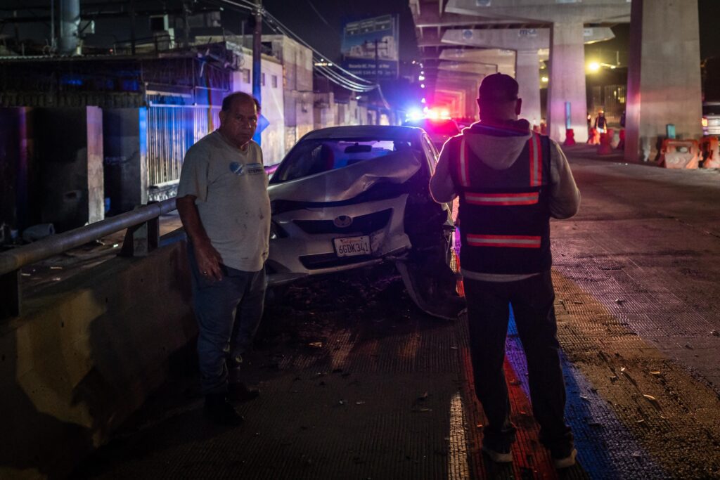 Auto choca con máquina en obra del Viaducto Elevado Auto choca con máquina en obra del Viaducto Elevado