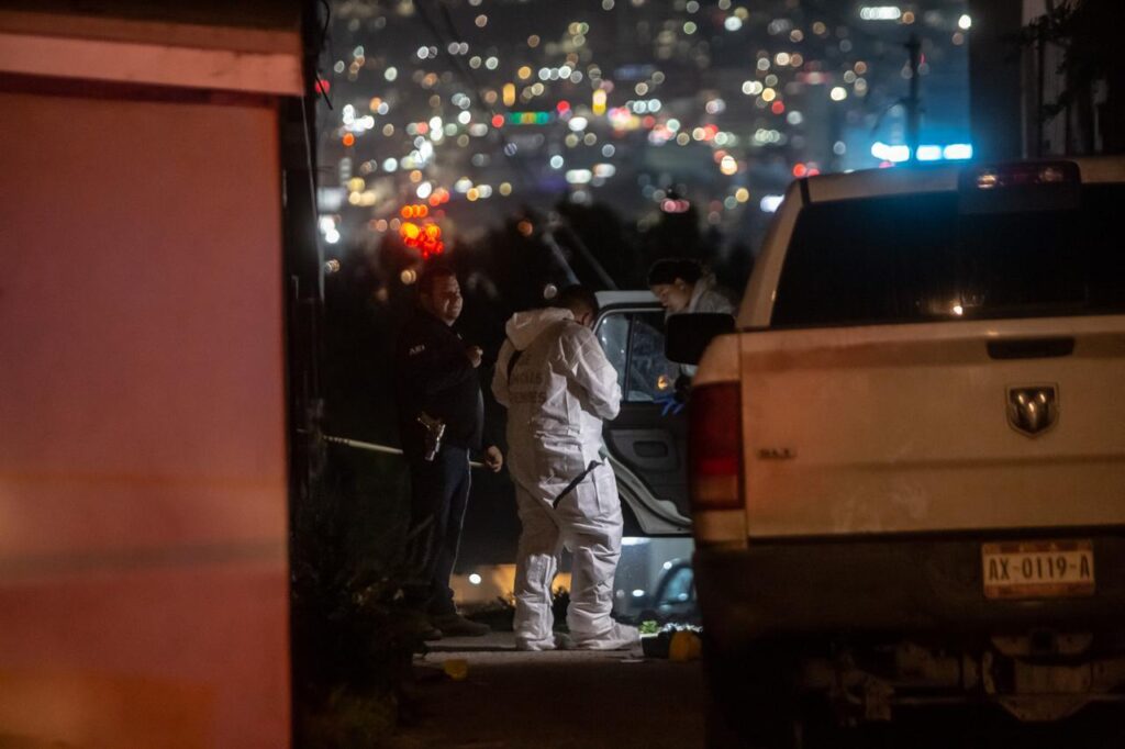 Hallan cadáver dentro de una camioneta