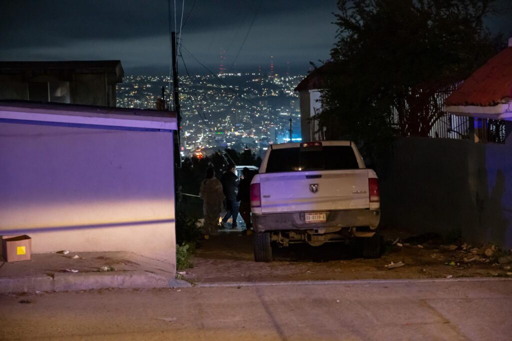 Hallan cadáver dentro de una camioneta