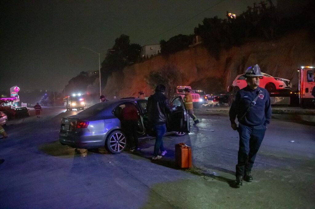 Conductor ebrio choca con un auto, huye y vuelve a chocar; hay cuatro vehículos involucrados con lesionados