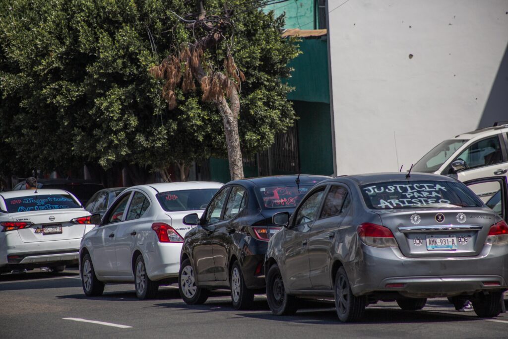 Conductores de Uber realizan caravana para darle el último adiós a su compañero Aristeo, quien murió tras ser víctima de un asalto