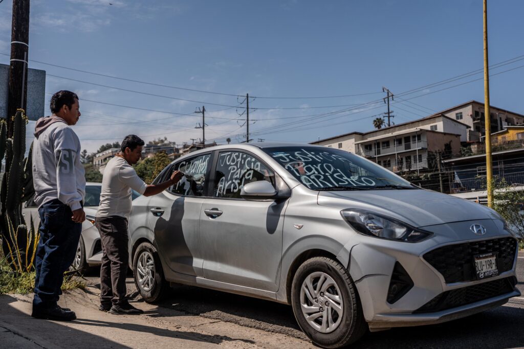 Conductores de Uber realizan caravana para darle el último adiós a su compañero Aristeo, quien murió tras ser víctima de un asalto