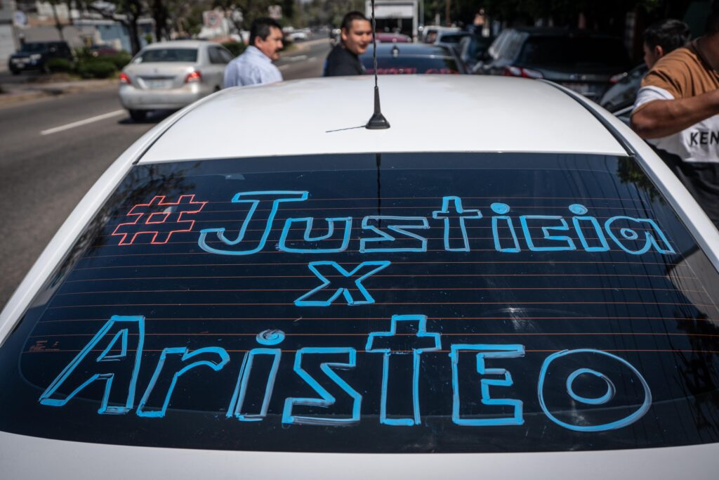 Conductores de Uber realizan caravana para darle el último adiós a su compañero Aristeo, quien murió tras ser víctima de un asalto