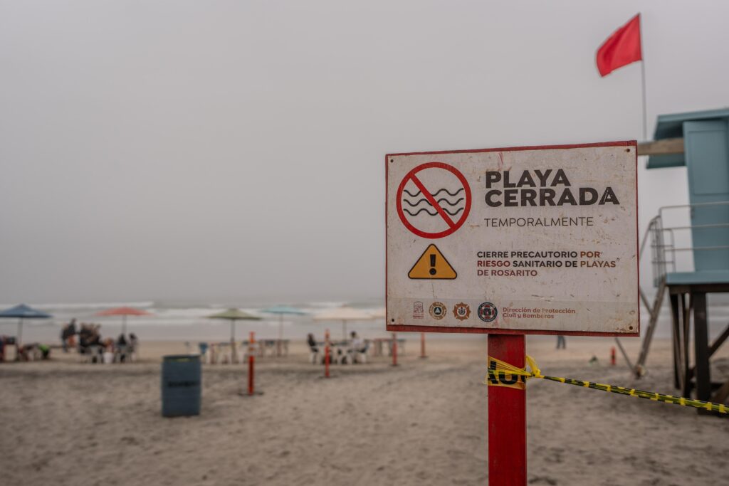 Turistas visitan playas de Tijuana y Rosarito pese a estar contaminadas