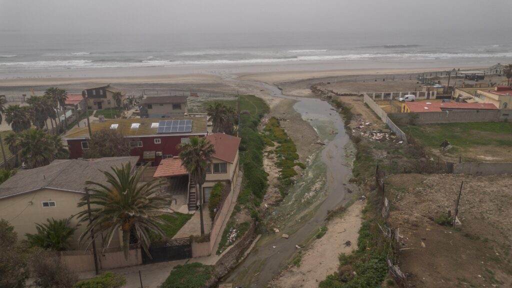 Turistas visitan playas de Tijuana y Rosarito pese a estar contaminadas