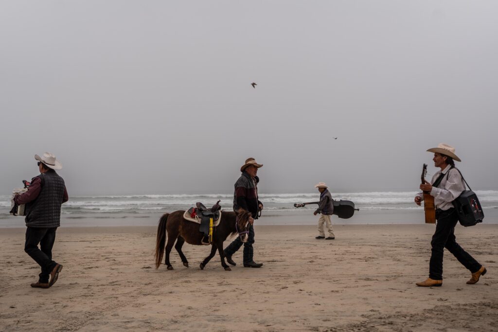 Turistas visitan playas de Tijuana y Rosarito pese a estar contaminadas