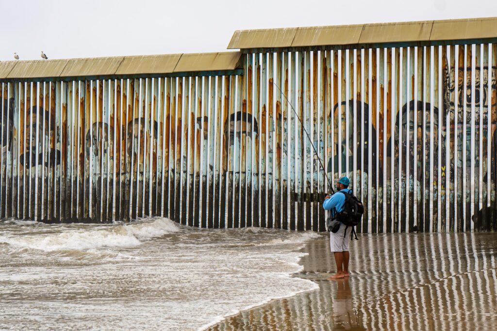 Turistas visitan playas de Tijuana y Rosarito pese a estar contaminadas