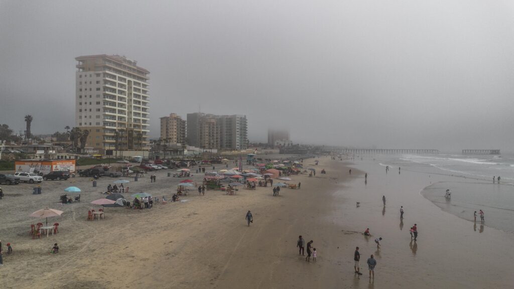 Turistas visitan playas de Tijuana y Rosarito pese a estar contaminadas