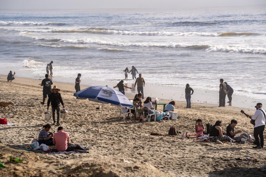 Turistas visitan playas de Tijuana y Rosarito pese a estar contaminadas