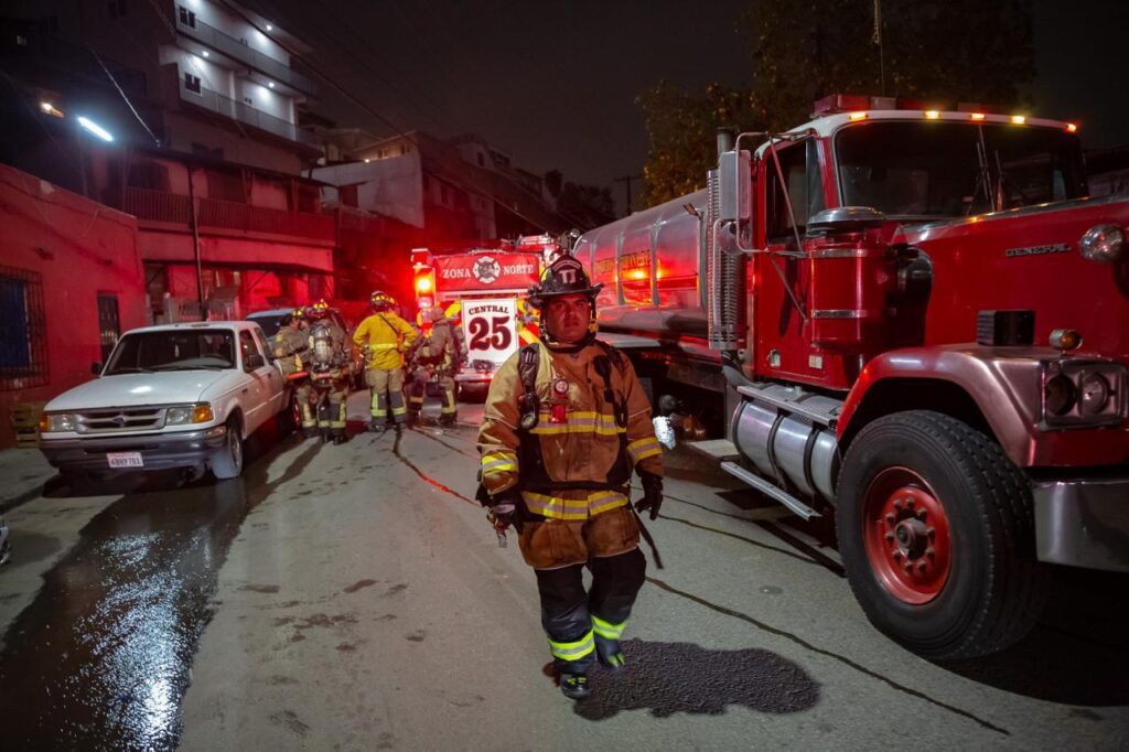 Incendio consume dos casas y deja un perro sin vida en Cañón Johnson