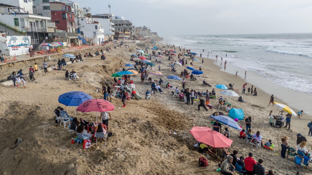 Tijuanenses acuden a Playas de Tijuana pese a estar contaminadas