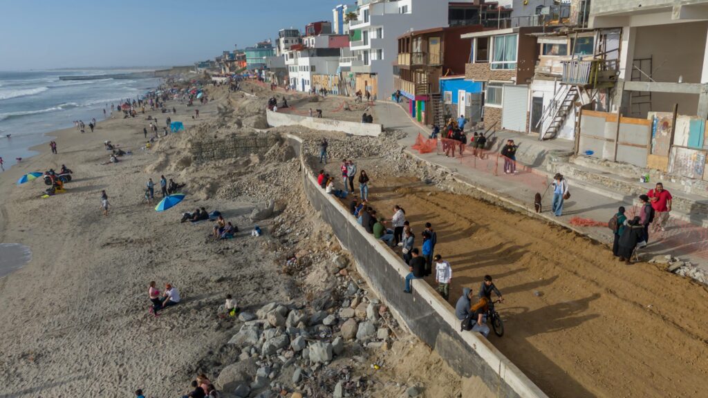 Tijuanenses acuden a Playas de Tijuana pese a estar contaminadas