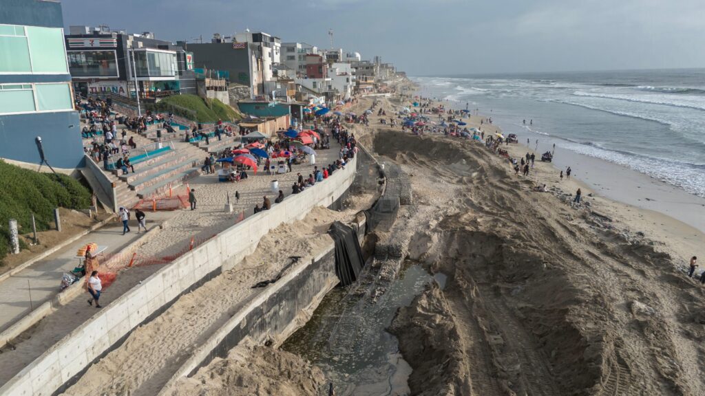 Tijuanenses acuden a Playas de Tijuana pese a estar contaminadas