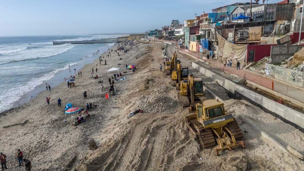 Tijuanenses acuden a Playas de Tijuana pese a estar contaminadas