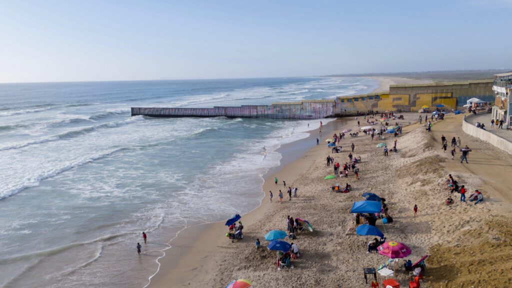Tijuanenses acuden a Playas de Tijuana pese a estar contaminadas